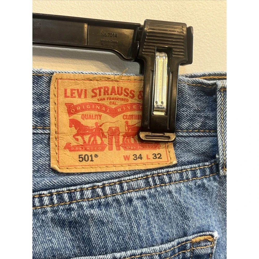 Levis 501 Jeans Mens 34x32 (Act 34x30) Blue Button Fly Distressed Straight Cut